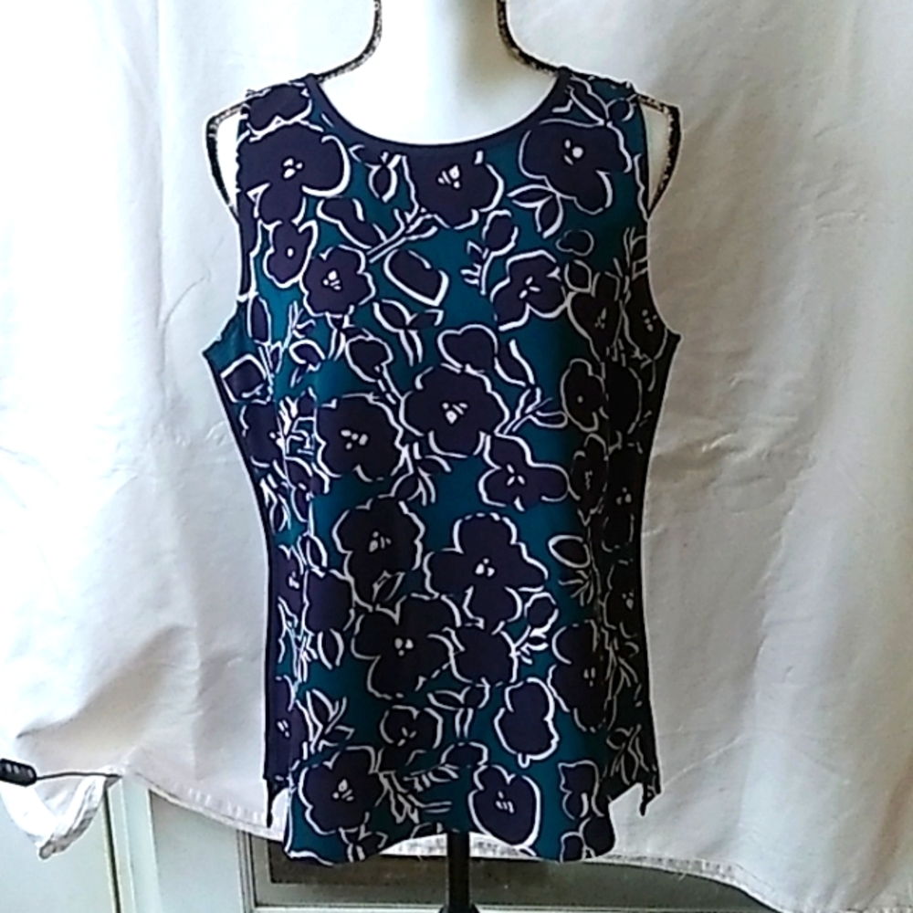 Cabi MD size medium color hunter green and dark blue.